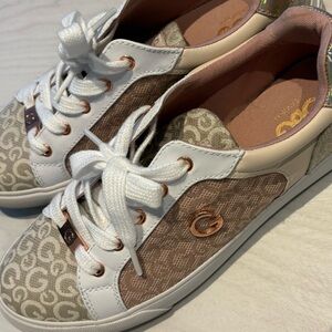 GBG Los Angeles White and Tan Patterned Sneakers w/Gold Accents